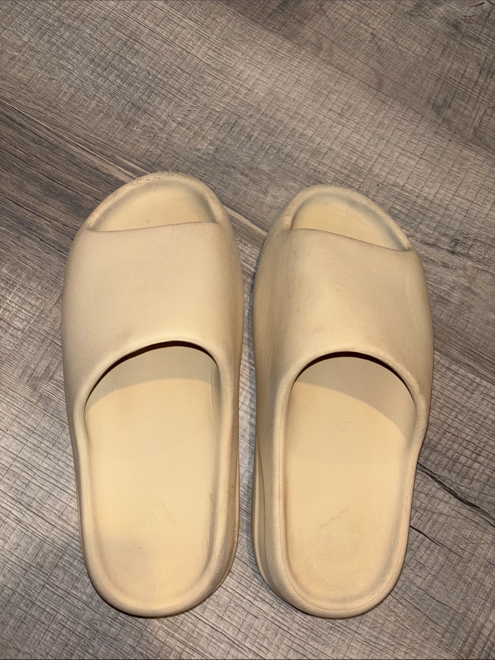 Adidas Yeezy Cream Slides - Picture 5 of 8
